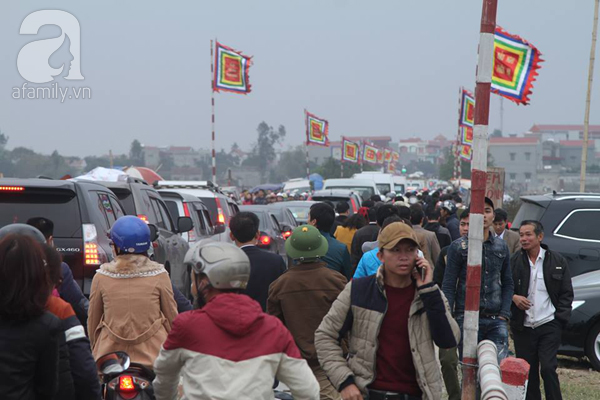 Nam Định: Dân đổ đi chợ Viềng sớm nửa ngày khiến mọi nẻo đường ùn tắc kinh hoàng - Ảnh 14.