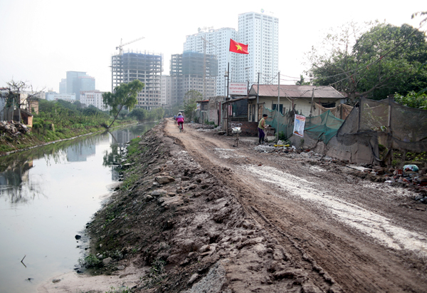 Hà Nội: Ở chung cư cao cấp nhưng đường lầy lội bùn đất tựa ao làng - Ảnh 9.