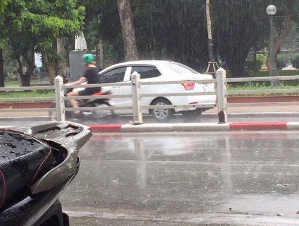 Trung tâm Hà Nội bất ngờ xuất hiện mưa lúc giữa trưa khiến nhiều người háo hức - Ảnh 1.