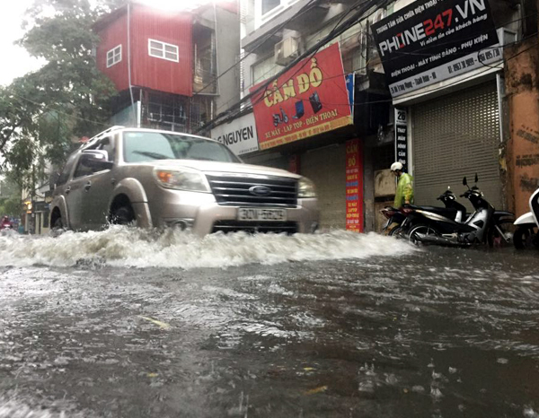 Ảnh hưởng của hoàn lưu bão số 2, Hà Nội mưa lớn, nhiều khu phố đã bị ngập - Ảnh 11.