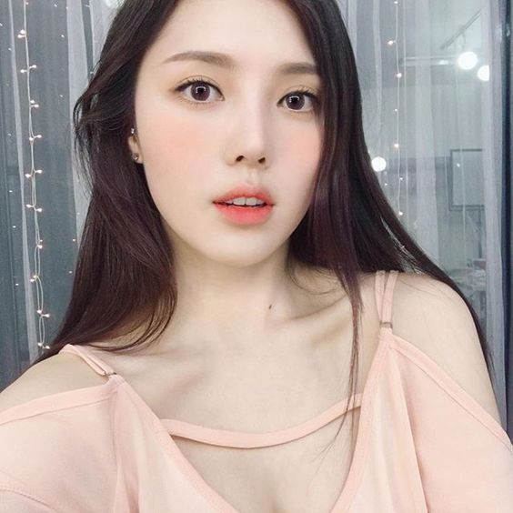 Muốn trang điểm đẹp chuẩn Hàn Quốc thì theo dõi ngay 5 cô nàng Beauty Blogger này - Ảnh 1.