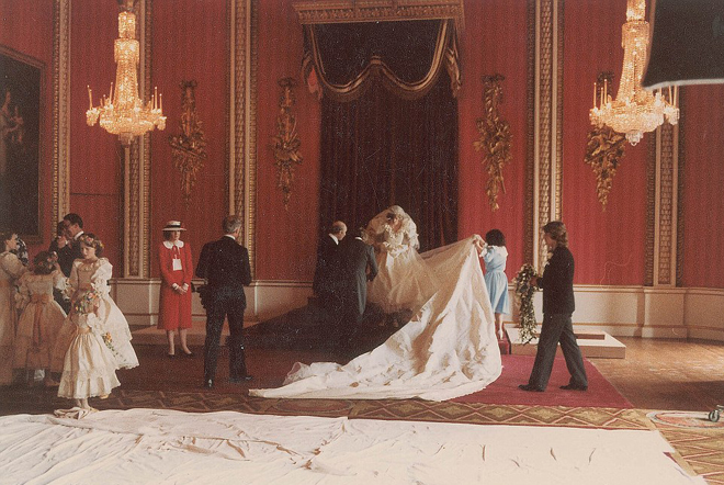 Những bí mật chưa từng được công bố chính thức về chiếc váy cưới huyền thoại của Công nương Diana - Ảnh 7.