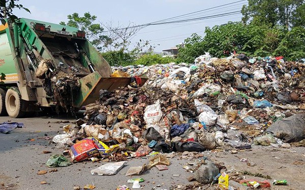 Vụ rác ngập TX Sơn Tây: Chính thức dọn dẹp 2 bãi rác khổng lồ nằm chình ình giữa phố - Ảnh 3.