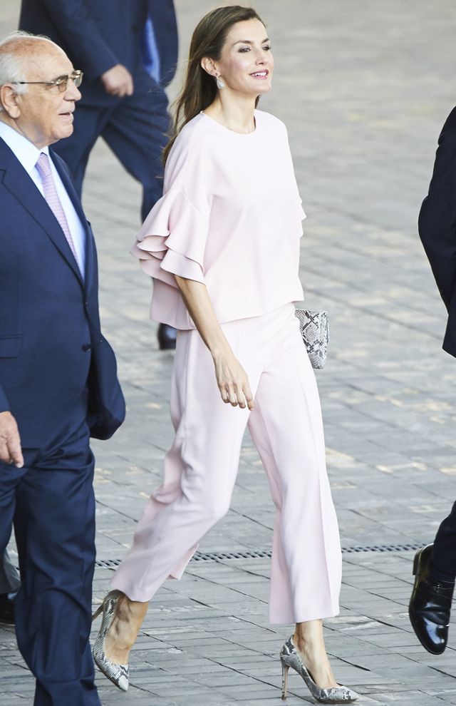 Đây là 4 thiết kế của Zara được Letizia - Hoàng hậu Tây Ban Nha diện đẹp nhất trong năm 2017 - Ảnh 1.