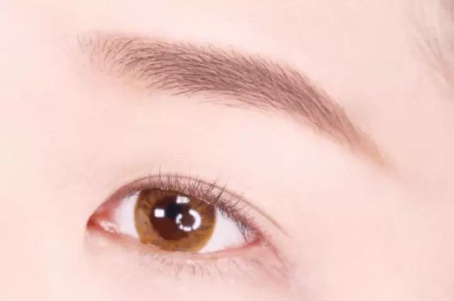 Hướng dẫn chi tiết từng bước một với 4 kiểu eyeline thanh mảnh sắc nét dành cho nàng mới tập tành kẻ mắt - Ảnh 4.