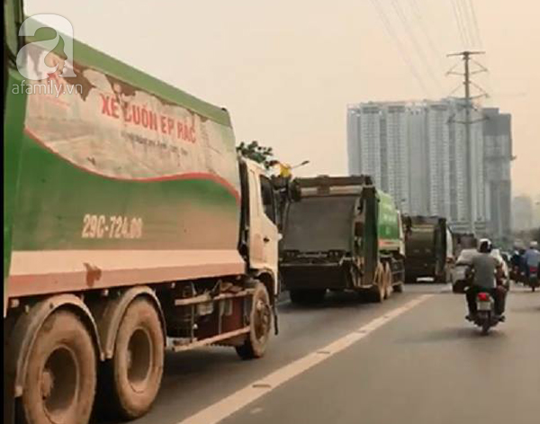 Hà Nội: 4 xe chở rác cỡ lớn nối đuôi nhau đi vào làn BRT gây ách tắc giao thông - Ảnh 2.