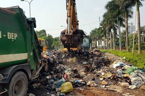 Vụ rác ngập TX Sơn Tây: Chính thức dọn dẹp 2 bãi rác khổng lồ nằm chình ình giữa phố - Ảnh 6.