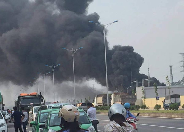 Thái Nguyên: Trạm điện cháy dữ dội gần nhà máy Sam Sung, cột khói bốc cao hàng trăm mét - Ảnh 1.