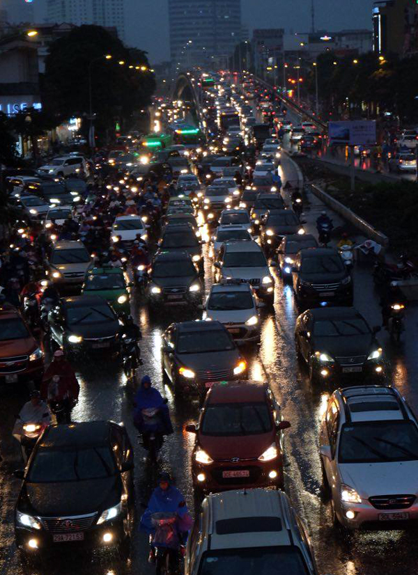 Hà Nội: Mưa lớn lúc tan tầm, tắc đường khắp nơi khiến dân chật vật di chuyển về nhà - Ảnh 10.