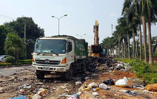 Vụ rác ngập TX Sơn Tây: Chính thức dọn dẹp 2 bãi rác khổng lồ nằm chình ình giữa phố - Ảnh 7.