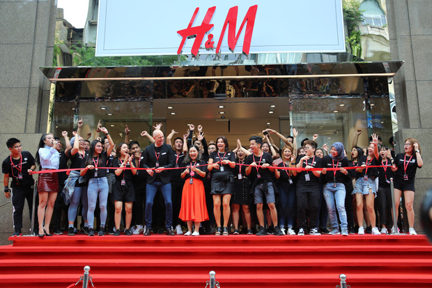H&M Việt Nam đã chính thức mở cửa: Đông tới nỗi bên ngoài kẹt cứng, bên trong loạn lạc - Ảnh 20.