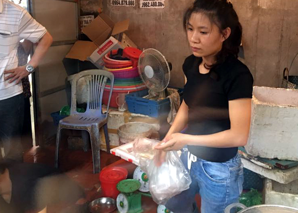 Vụ hất dầu luyn vào thịt lợn: UBND quận chỉ đạo các đơn vị vào cuộc, không để xảy ra sự việc tương tự - Ảnh 2. Vụ hất dầu luyn vào thịt lợn: UBND quận chỉ đạo các đơn vị vào cuộc, không để xảy ra sự việc tương tự - Ảnh 2.