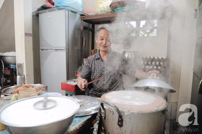 Hàng bánh cuốn già bằng cả đời người, 70 năm tuổi trên phố Thụy Khuê, từ thời bao cấp vẫn giữ giá 10 nghìn/đĩa đầy - Ảnh 5.