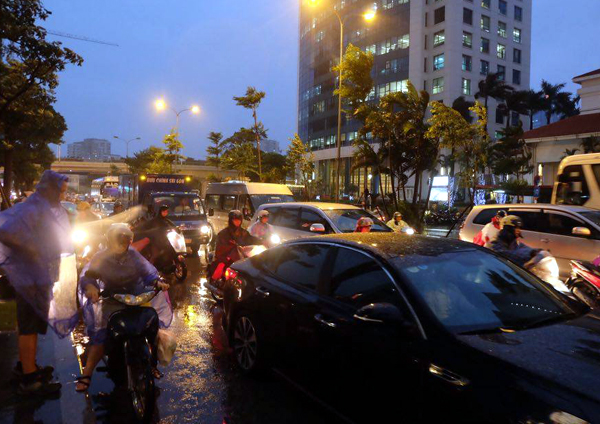 Hà Nội: Mưa lớn lúc tan tầm, tắc đường khắp nơi khiến dân chật vật di chuyển về nhà - Ảnh 12.