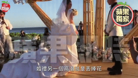 Trần Kiều Ân bắt được hoa cưới, An Dĩ Hiên di chuyển khó khăn vì đuôi váy quá khủng - Ảnh 11.