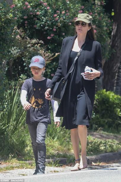 Angelina Jolie thư thái dẫn con đi dạo, Brad Pitt lên tiếng về tin đồn tự tử - Ảnh 1.