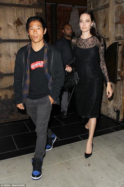 Angelina Jolie thư thái dẫn con đi dạo, Brad Pitt lên tiếng về tin đồn tự tử - Ảnh 3.