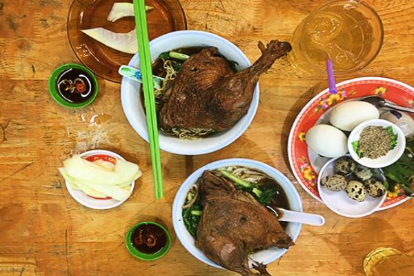 Mì vịt tiềm và cá viên cà ri ăn là nghiền ở Sài Gòn - Ảnh 2.