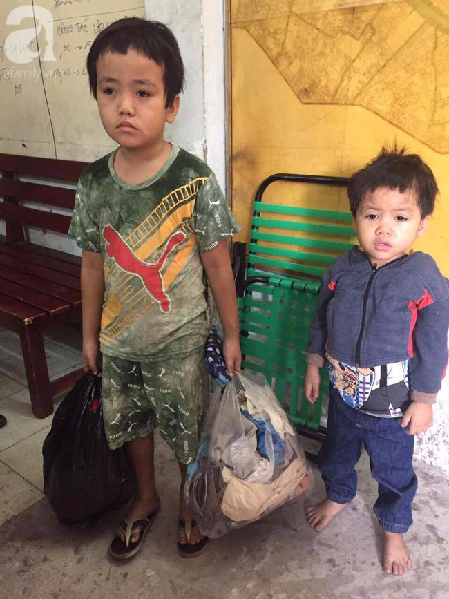 TPHCM: Bị bỏ rơi, hai bé trai 3 và 5 tuổi xách bịch đồ lang thang tìm bố mẹ lúc nửa đêm - Ảnh 1.