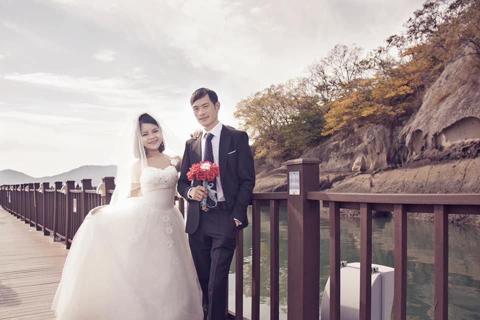 Bộ ảnh cưới theo phong cách Hàn Quốc với giá chỉ 2,7 triệu đồng đem lại cho cặp đôi một bộ album đẹp lung linh đầy ấn tượng. Tận hưởng bầu không khí lãng mạn và tình yêu tràn đầy trong bộ ảnh cưới đầy sự khác biệt này.