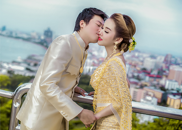 Dành cho những ai yêu thích tình cảm trong gia đình, hãy xem ngay bức ảnh cưới của dâu rể Việt với cô dâu đáng yêu vô cùng. Đẹp đôi, hạnh phúc và tràn đầy niềm vui trong ngày trọng đại của họ sẽ là điểm nhấn hoàn hảo cho ngày hôm nay.
