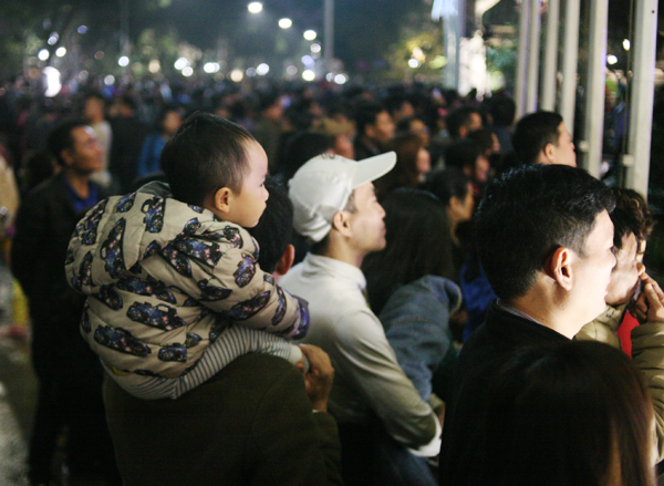 Hà Nội: Người dân ồ ạt kéo về Bờ Hồ, háo hức xem khai mạc lễ hội hoa anh đào từ... hàng rào - Ảnh 13.