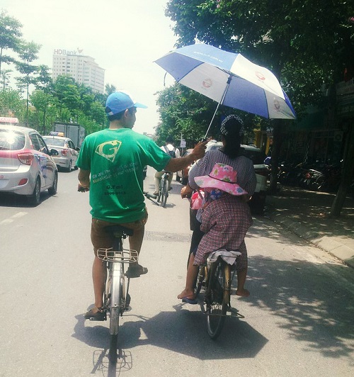 Ngày nóng rồ người như này mới thấy cách chống nắng của người Hà Nội vừa sáng tạo vừa bá đạo - Ảnh 20.