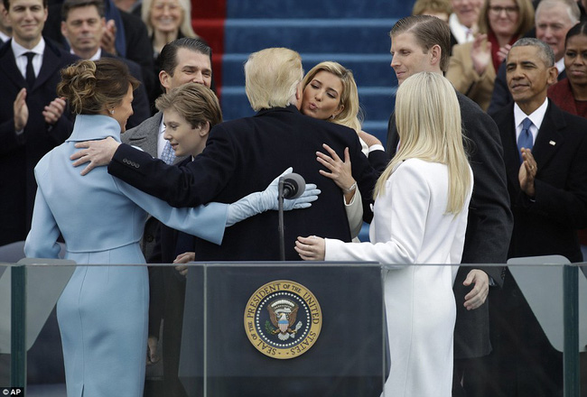 Đây chính là ánh mắt “gây bão” của bà Obama khi nhận được quà từ tay vợ Tổng thống Trump - Ảnh 11.