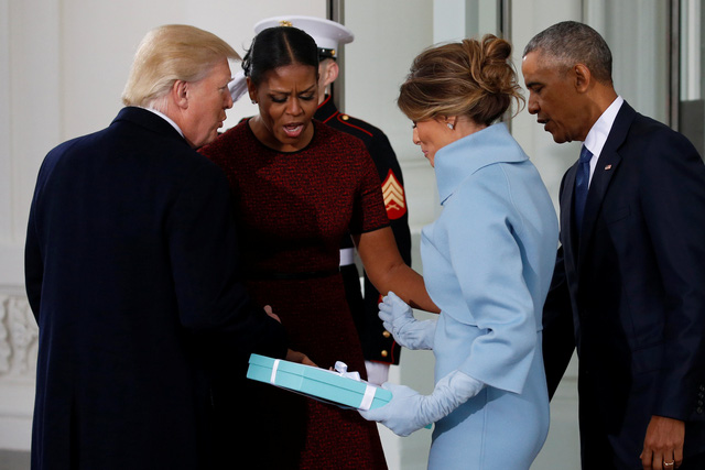 Đây chính là ánh mắt “gây bão” của bà Obama khi nhận được quà từ tay vợ Tổng thống Trump - Ảnh 3.