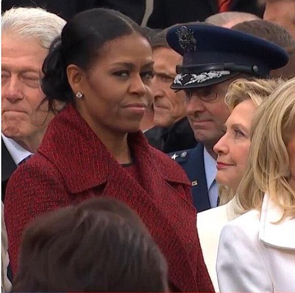 Đây chính là ánh mắt “gây bão” của bà Obama khi nhận được quà từ tay vợ Tổng thống Trump - Ảnh 8.