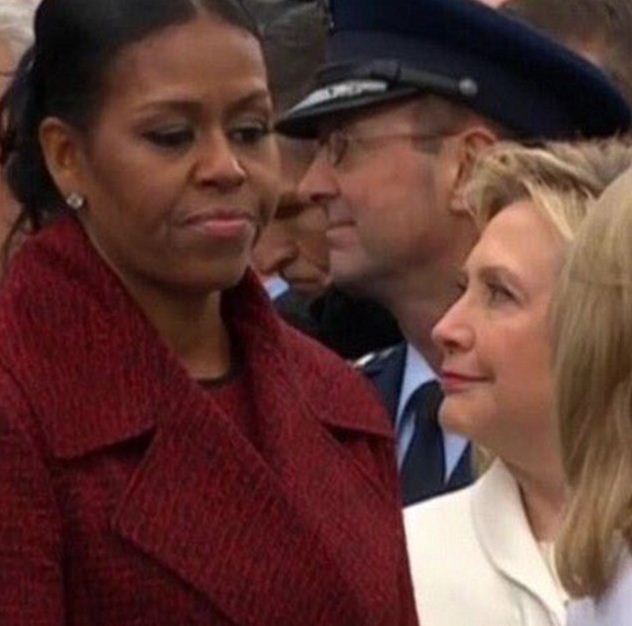 Đây chính là ánh mắt “gây bão” của bà Obama khi nhận được quà từ tay vợ Tổng thống Trump - Ảnh 5.