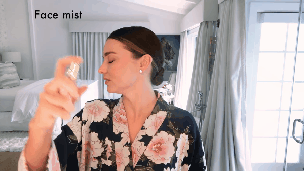 Cứ tưởng ngày cưới là trang điểm cầu kỳ lắm, nhưng hóa ra Miranda Kerr chỉ trang điểm nhẹ nhàng thế này thôi - Ảnh 2. Cứ tưởng ngày cưới là trang điểm cầu kỳ lắm, nhưng hóa ra Miranda Kerr chỉ trang điểm nhẹ nhàng thế này thôi - Ảnh 2.