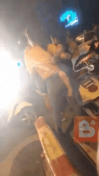 Hà Nội: Con dâu nổi đóa rút giày ném thẳng vào mẹ chồng giữa đường gây phẫn nộ - Ảnh 2. Hà Nội: Con dâu nổi đóa rút giày ném thẳng vào mẹ chồng giữa đường gây phẫn nộ - Ảnh 2.