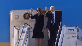 Sau 2 ngày làm chồng “quê độ”, cuối cùng bà Trump đã “nắm lấy tay anh” một cách ngọt ngào rồi - Ảnh 2.