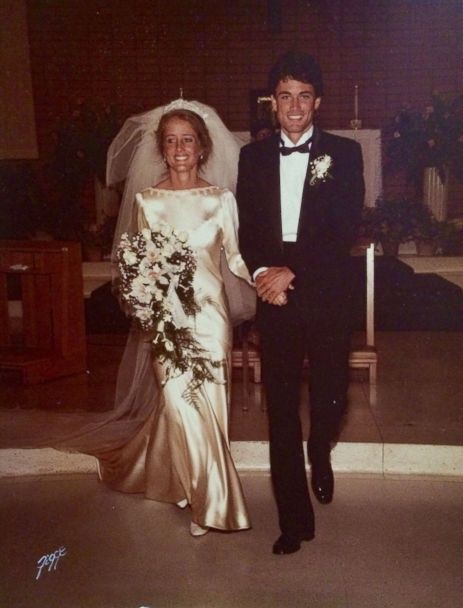 Dù được mặc lại tới 4 lần, nhưng chiếc áo cưới 70 tuổi này luôn khiến các cô dâu hạnh phúc khi khoác lên mình - Ảnh 3.