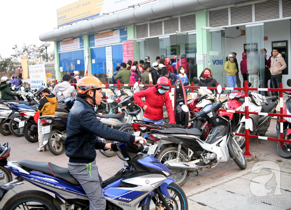 Hà Nội: Xếp hàng gần 1 tiếng đồng hồ tại trụ ATM mới rút được tiền tiêu Tết - Ảnh 1.