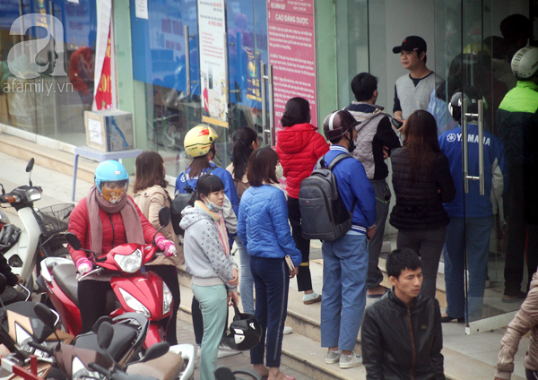 Hà Nội: Xếp hàng gần 1 tiếng đồng hồ tại trụ ATM mới rút được tiền tiêu Tết - Ảnh 4.