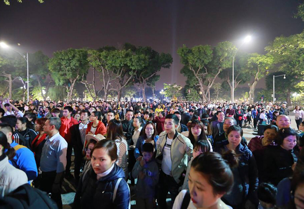 Hà Nội: Người dân ồ ạt kéo về Bờ Hồ, háo hức xem khai mạc lễ hội hoa anh đào từ... hàng rào - Ảnh 20.