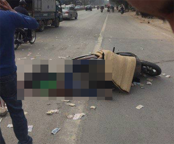 Hà Nội: Va chạm với xe máy ngược chiều, cô gái ngã ra đường bị xe bê tông cán tử vong - Ảnh 1.