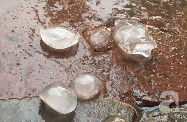 Sau Hòa Bình, mưa đá bất ngờ xuất hiện tại Hà Nội - Ảnh 2.
