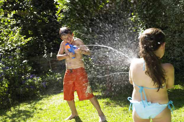 Súng nước - món đồ chơi tưởng vô hại nhưng lại hại không tưởng - Ảnh 2.