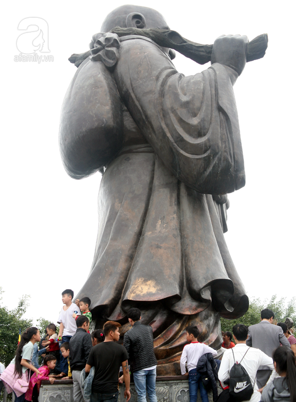 Thi nhau xoa tiền, sờ tay tượng phật tại chùa Bái Đính ngày khai hội - Ảnh 3.