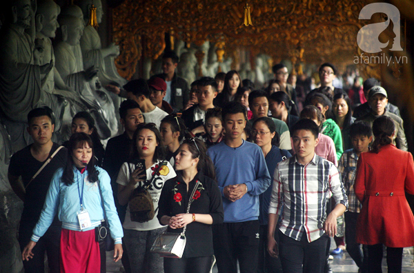 Thi nhau xoa tiền, sờ tay tượng phật tại chùa Bái Đính ngày khai hội - Ảnh 2. Thi nhau xoa tiền, sờ tay tượng phật tại chùa Bái Đính ngày khai hội - Ảnh 2.