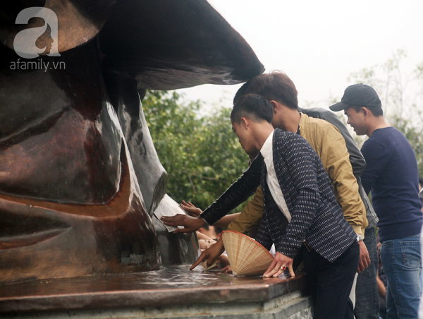 Thi nhau xoa tiền, sờ tay tượng phật tại chùa Bái Đính ngày khai hội - Ảnh 10.