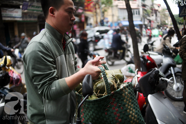Hà Nội: Xếp hàng từ sáng tinh mơ để mua bánh chưng truyền thống về cúng Táo Quân - Ảnh 9. Hà Nội: Xếp hàng từ sáng tinh mơ để mua bánh chưng truyền thống về cúng Táo Quân - Ảnh 9.