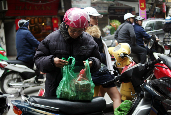 Hà Nội: Xếp hàng từ sáng tinh mơ để mua bánh chưng truyền thống về cúng Táo Quân - Ảnh 14.