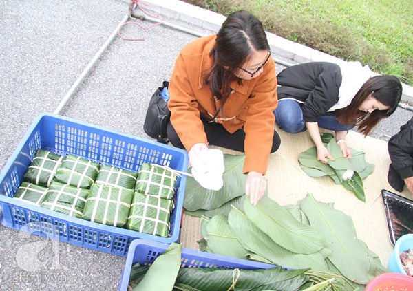 Hà Nội: Hàng trăm tình nguyện viên gói bánh chưng sớm gửi tặng trẻ em vùng cao - Ảnh 5.