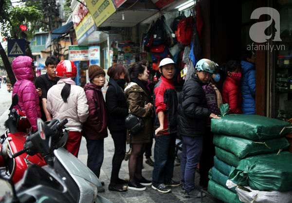 Hà Nội: Xếp hàng từ sáng tinh mơ để mua bánh chưng truyền thống về cúng Táo Quân - Ảnh 1.