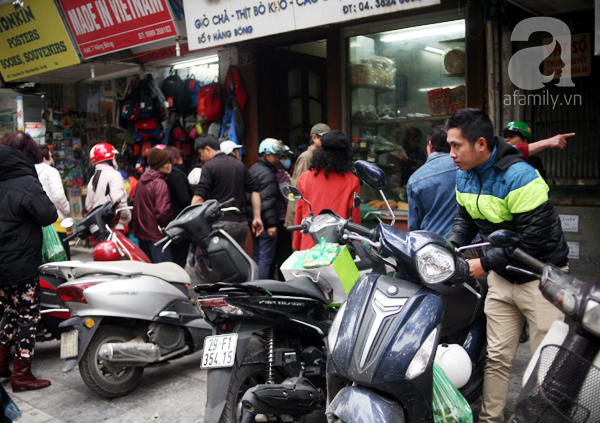 Hà Nội: Xếp hàng từ sáng tinh mơ để mua bánh chưng truyền thống về cúng Táo Quân - Ảnh 2. Hà Nội: Xếp hàng từ sáng tinh mơ để mua bánh chưng truyền thống về cúng Táo Quân - Ảnh 2.
