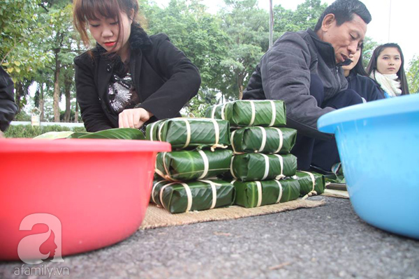 Hà Nội: Hàng trăm tình nguyện viên gói bánh chưng sớm gửi tặng trẻ em vùng cao - Ảnh 8.